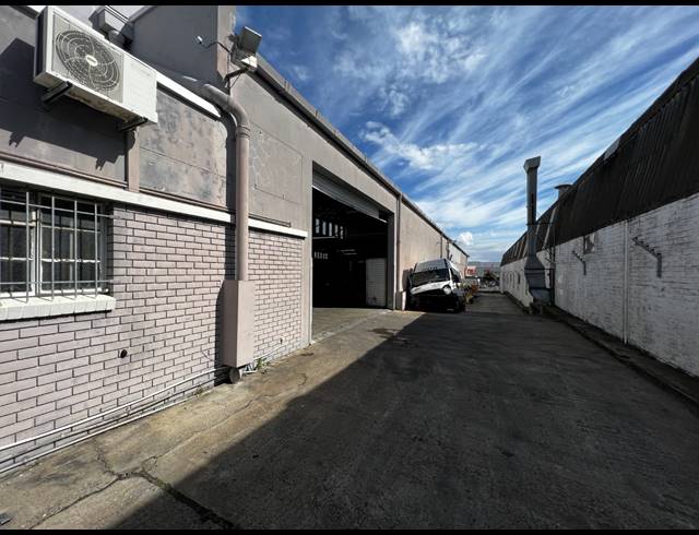 3,845M² WAREHOUSE FOR SALE IN PAROW EAST